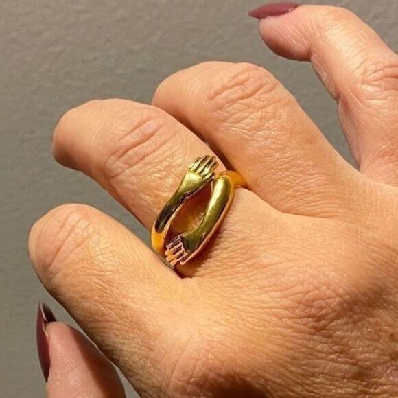 The Hold Me Close hand holding” or hug”  adjustable ring in 18k - Picture 8 of 8